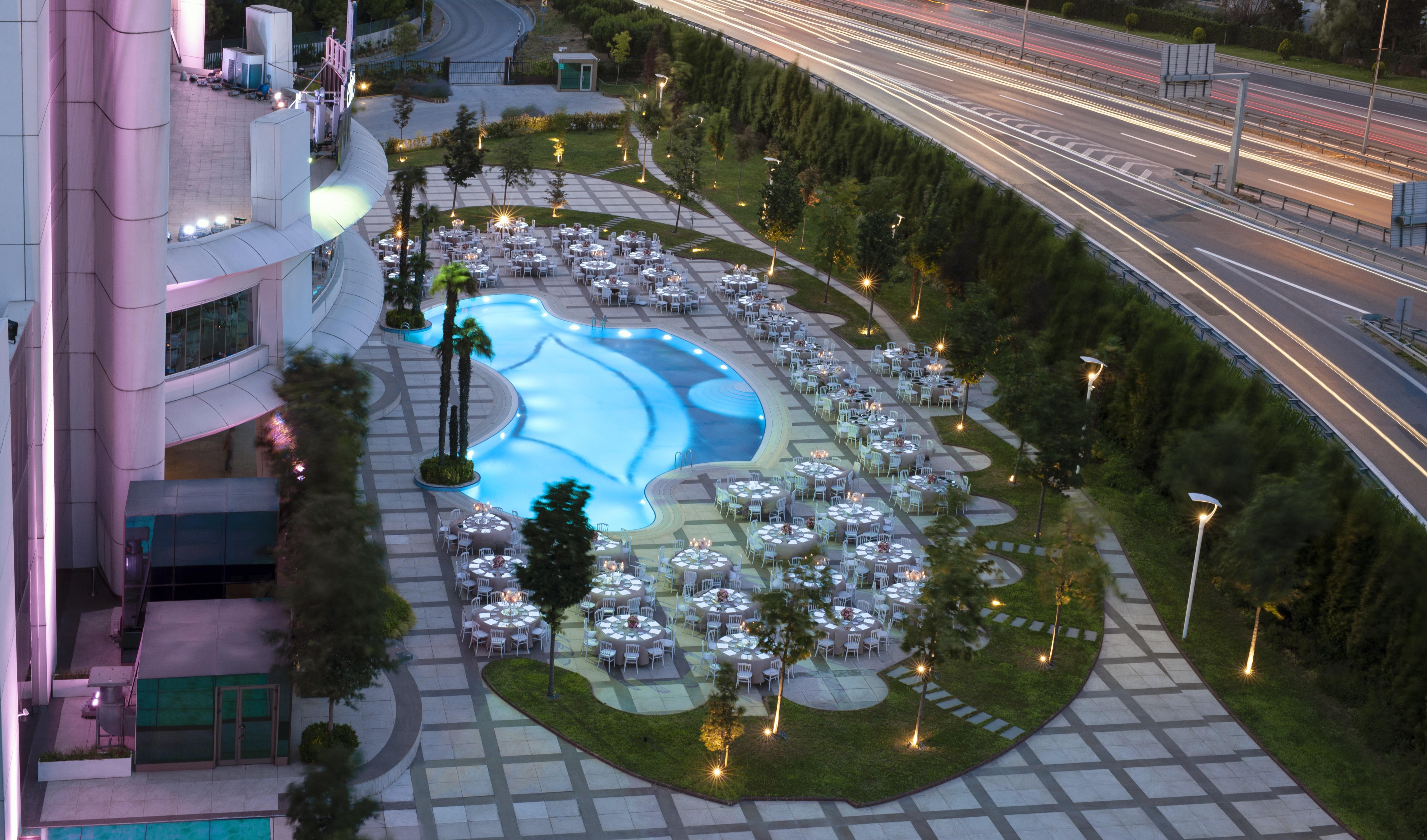 Elite World Grand Istanbul Basin Ekspres Hotel Екстериор снимка The pool at the hotel