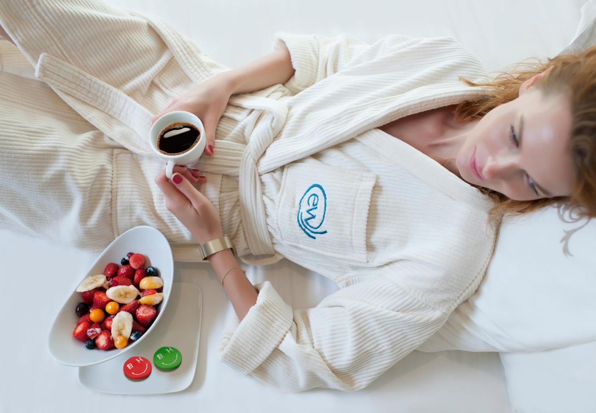 Elite World Grand Istanbul Basin Ekspres Hotel Екстериор снимка A woman wearing a bathrobe